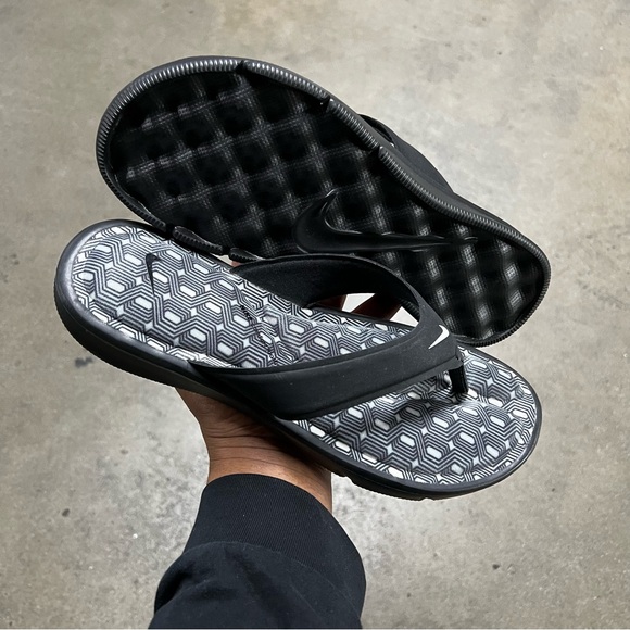 WMNS NIKE ULTRAS COMFORTS
THONGS TRIPLE BLACKS WHITES FOOTBEDS PRINT ZIGS ZAGS - Picture 2 of 7